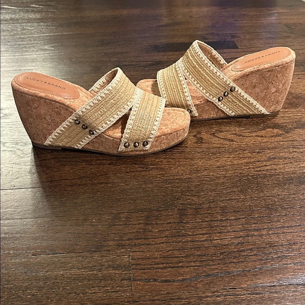 Lucky Brand Women’s Tan Wicker Wedge Sandals Size 9